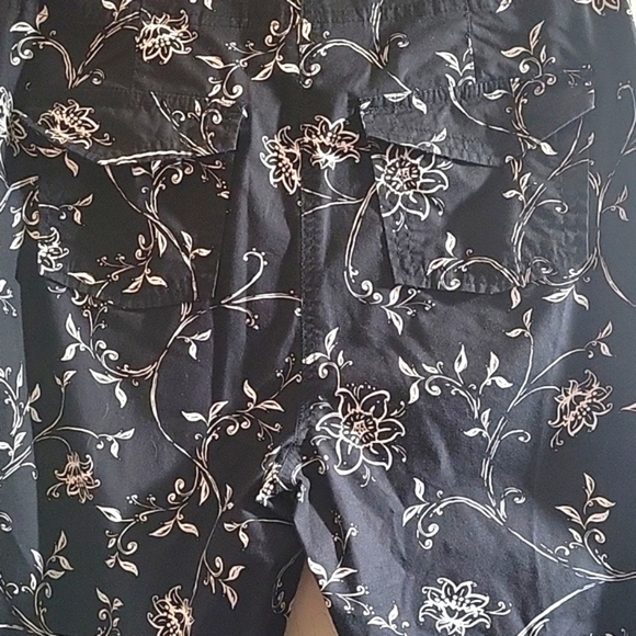 French Laundry Women’s Black with White Floral Capris, Size 6 - Picture 3 of 8